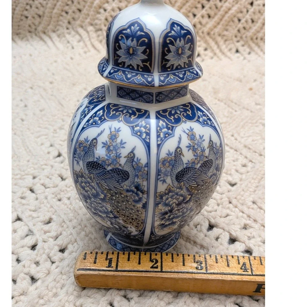 Blue and White Porcelain Decorative Ginger Jar with Gold Accent